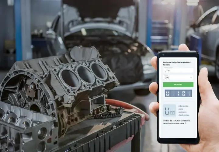 Mecánico revisa código de error U1101 en su móvil, junto a un motor de Mitsubishi.