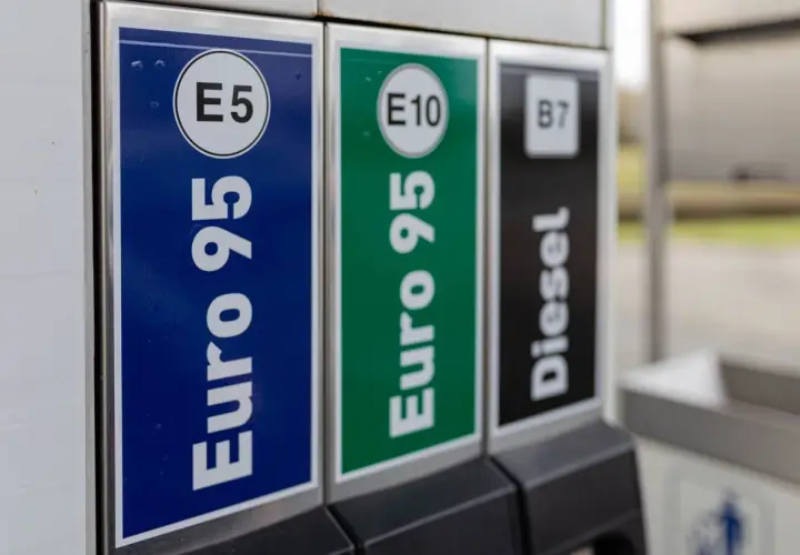 Tres dispensadores de combustible: Euro 95 E5, Euro 95 E10 y Diesel B7. Elige el tipo de gasolina adecuado para tu vehículo.