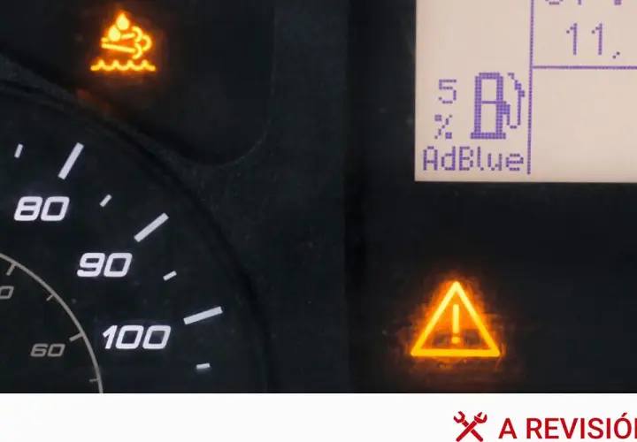 Testigo AdBlue encendido, indicando bajo nivel o problema. Es hora de resetear testigo AdBlue y revisar el vehículo.