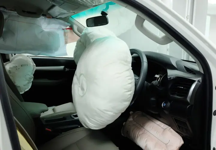 Interior de un coche con todos los airbags desplegados. Los airbags son sistemas muy seguros pero, en esta imagen, muestran su gran tamaño y cómo protegen el habitáculo.