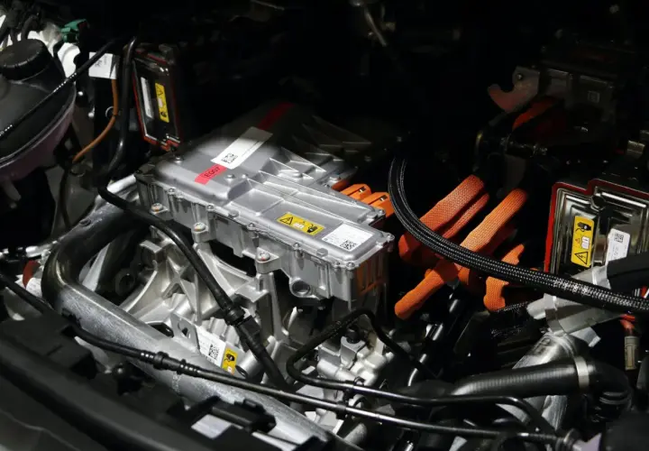 Componentes del motor de un coche eléctrico. El mantenimiento de un coche eléctrico se centra en estos sistemas.