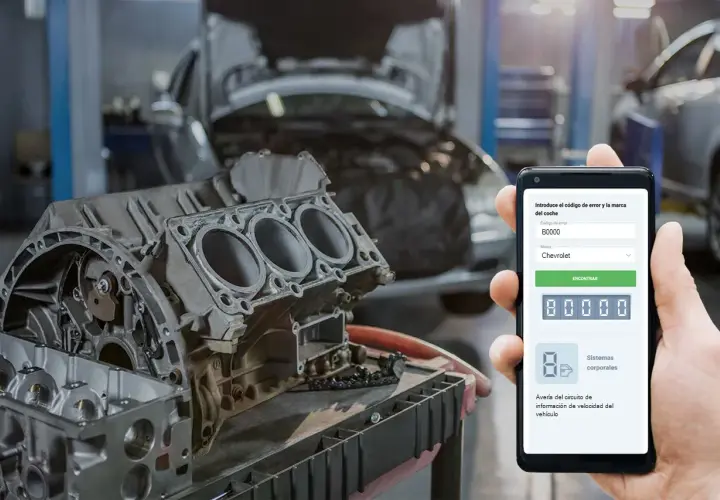 Mecánico revisa código de error OBD P0000 en su teléfono, mostrando un motor de Chevrolet en taller.