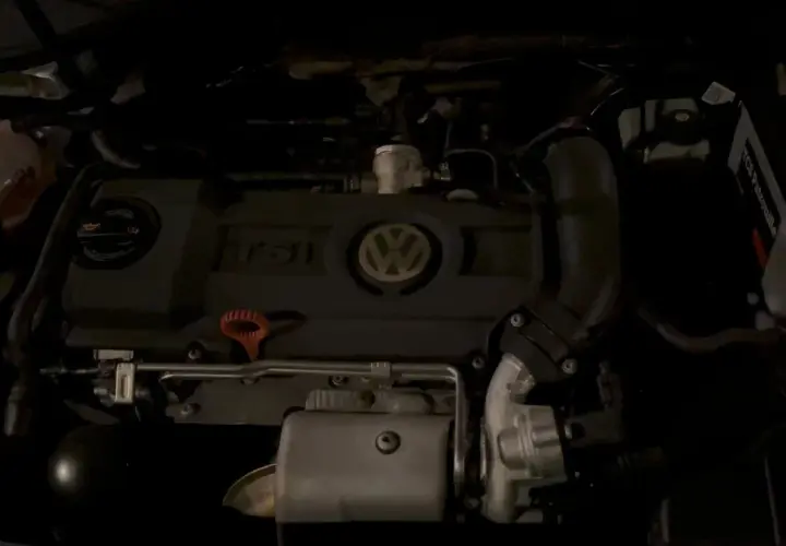 Motor TSI 1.4 de 122cv, con el logo de VW. Posibles problemas en este motor, como en otros Golf.
