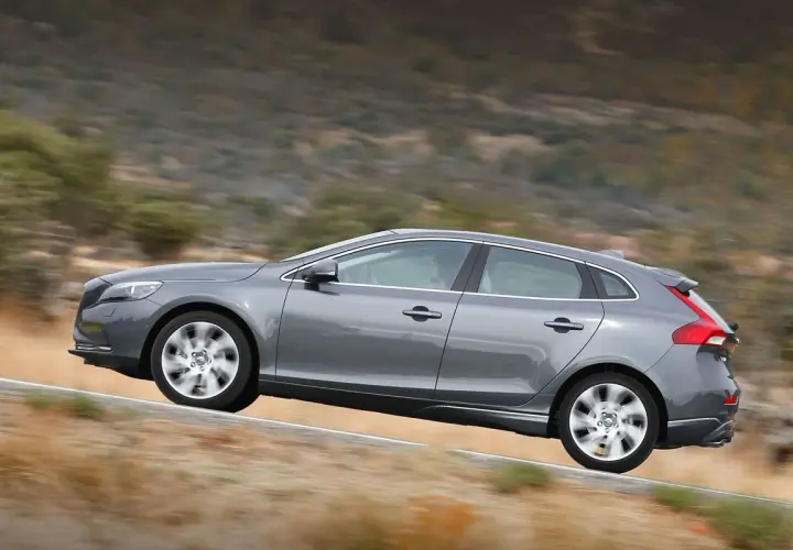 Volvo gris en movimiento, con su motor D3 ofreciendo potencia en un paisaje rural.