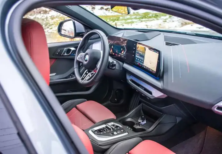 Interior de BMW 118d 143cv con asientos rojos y pantalla digital. ¿Problemas con este motor?