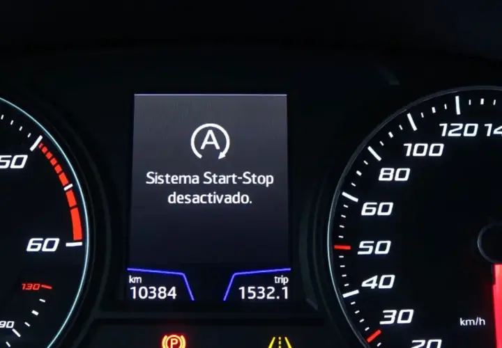 Panel de un Nissan Qashqai con mensaje "Sistema Start-Stop desactivado". Posible fallo en el sistema.