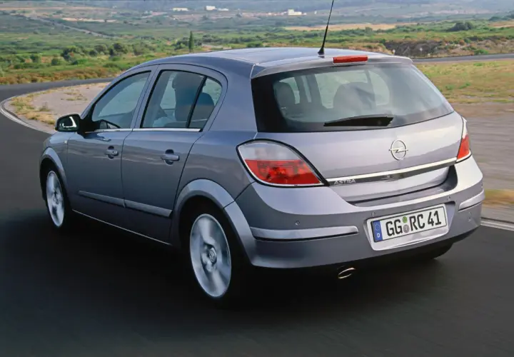 Opel Astra 1.7 CDTI 100cv en carretera. A pesar de su buen rendimiento, algunos propietarios han reportado problemas.
