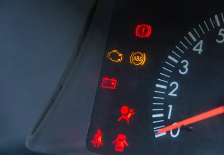 Testigos encendidos en el cuadro de un Citroën C3: ABS, motor, batería, frenos, airbags y cinturón.