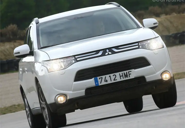Mitsubishi Outlander 2.2 Di-D 150, un coche con posibles problemas, en un circuito.