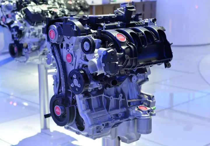 Motor 1.5 EcoBoost, un corazón mecánico compacto y potente, listo para ofrecer rendimiento y eficiencia.