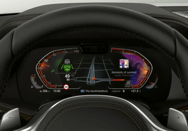 El BMW Live Cockpit Professional muestra navegación, música "Moments of summer" y asistencia al conductor.