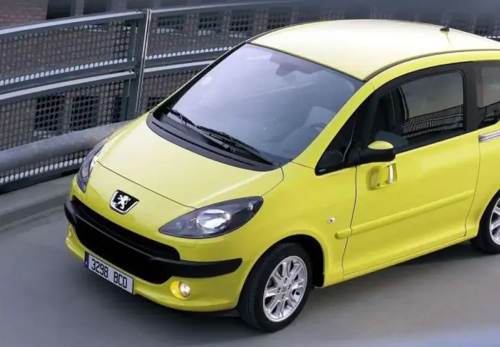 Peugeot 1007 amarillo con puertas correderas, un coche con algunos problemas conocidos, aparcado en un garaje.