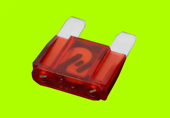 Un fusible rojo de coche, uno de los tipos de fusibles coche, con el número 2 grabado.