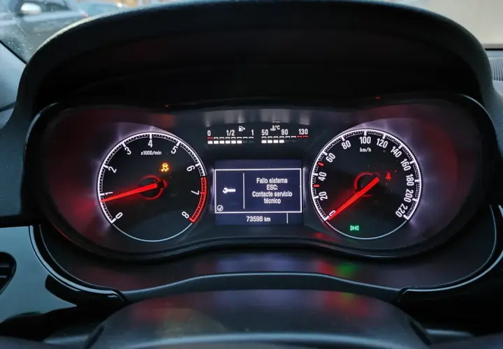 Panel de un Opel Corsa con fallo sistema ESC. Contacte servicio técnico. 73596 km.