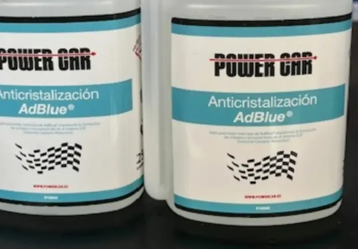 Dos botellas de AdBlue "Power Car" con etiqueta "Anticristalización". Es bueno echar aditivo al AdBlue para evitar problemas.