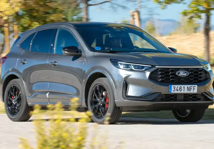Ford Kuga PHEV en movimiento, con detalles de sus llantas negras y pinzas rojas. A pesar de su aspecto, algunos usuarios reportan ford kuga phev problemas.