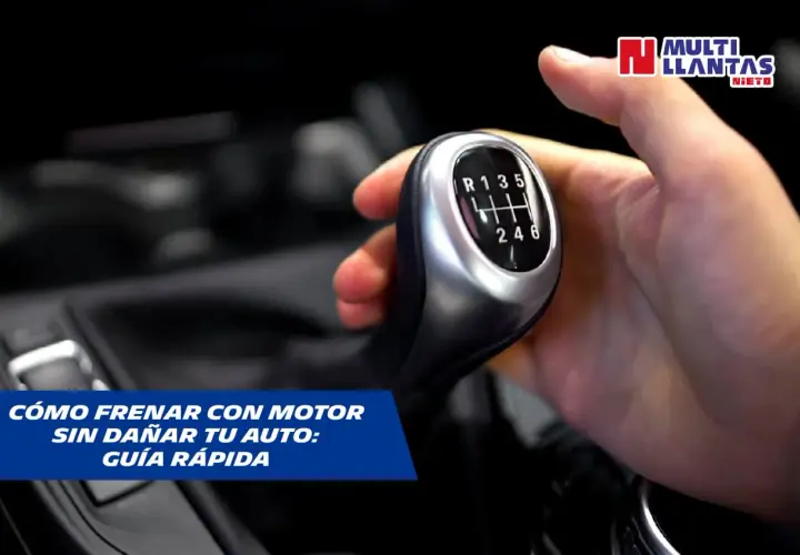 Mano sujetando palanca de cambios manual, mostrando cómo usar el freno motor para reducir el desgaste del auto.