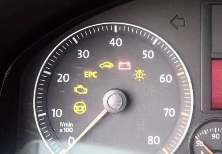 Luz EPC encendida en el tablero del coche, junto a iconos de motor y batería. Indica un problema en el sistema de control del motor.