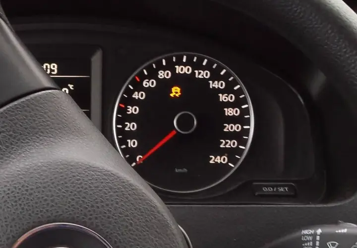 Testigo de ESP system fault en Ford Focus. El tablero muestra el icono de control de tracción encendido, indicando un problema.