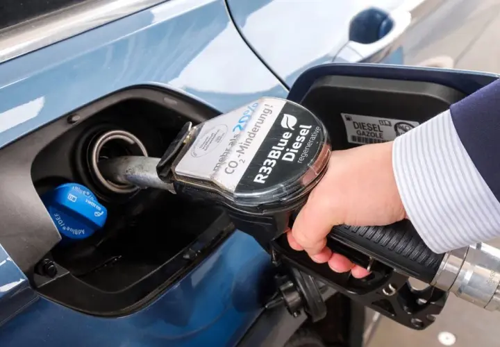 Repostando un coche diésel sin AdBlue con combustible regenerativo R33Blue.