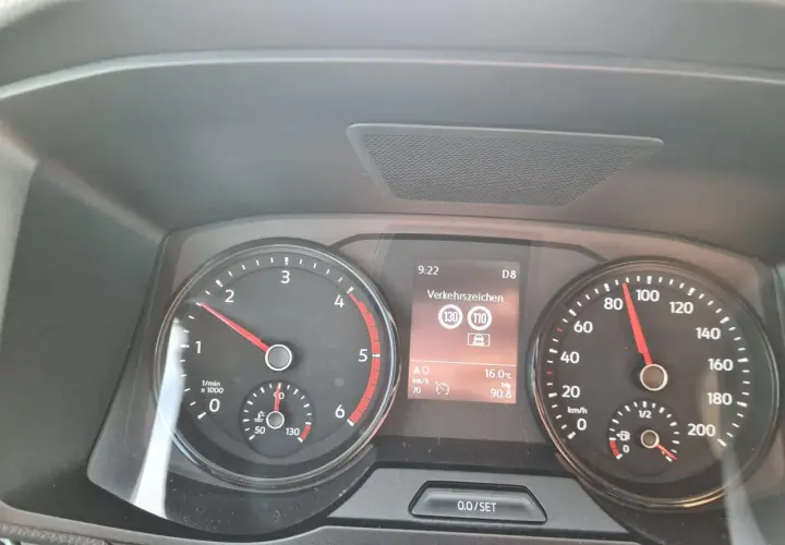 Panel de control de un Volkswagen con el sistema lane assist activo, mostrando la velocidad y señales de tráfico.