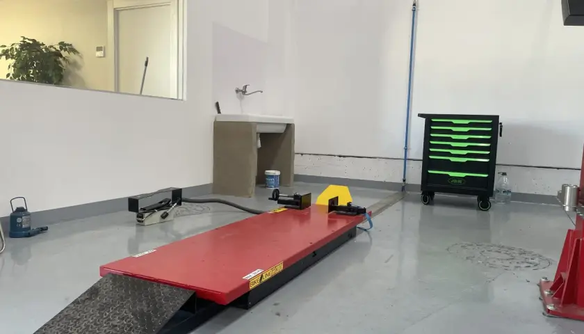 Plataforma para moto y herramientas, ideal para aprender como cambiar el aceite del coche sin elevador.
