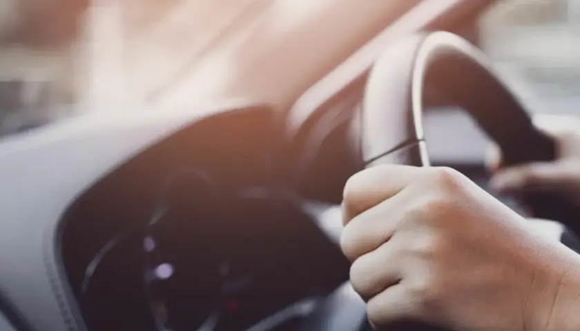 Manos al volante, sintiendo un extraño ruido al girar el volante a baja velocidad.