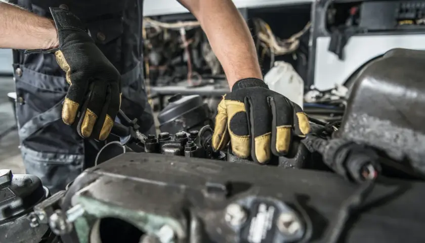 Mecánico revisa el motor 2.0 TDI BKD, buscando la causa de los problemas.