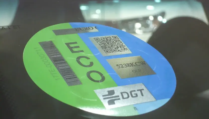 Pegatina ECO en parabrisas de coches. Identifica vehículos con bajas emisiones, contribuyendo a un futuro más verde.