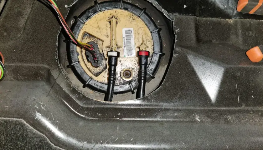 Bomba de combustible de un Ford Focus 1.6 TDCI, lista para ser reemplazada.