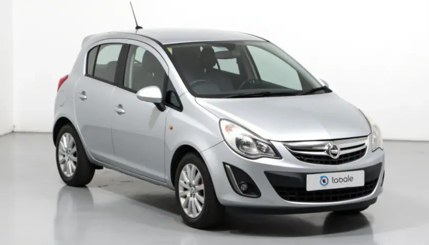 Opel Corsa 1.2 gasolina, un coche plateado con un logo de "tabale" en la parrilla. ¿Problemas comunes de este modelo?