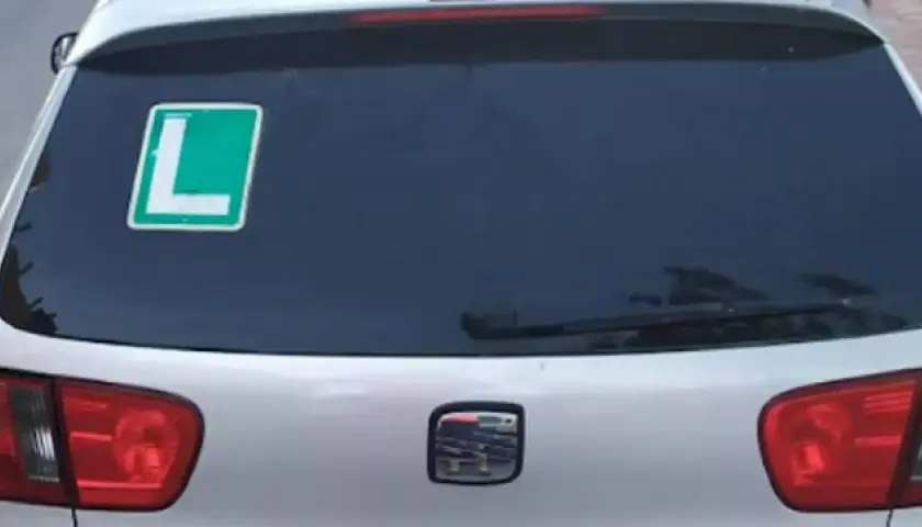 La L azul en el coche indica que el conductor está aprendiendo. Es una señal para otros conductores de que debe tener paciencia.
