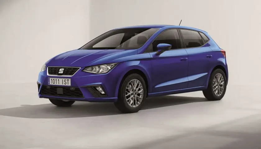 Seat Ibiza azul con llantas plateadas. La presión de las ruedas es clave para un viaje seguro.
