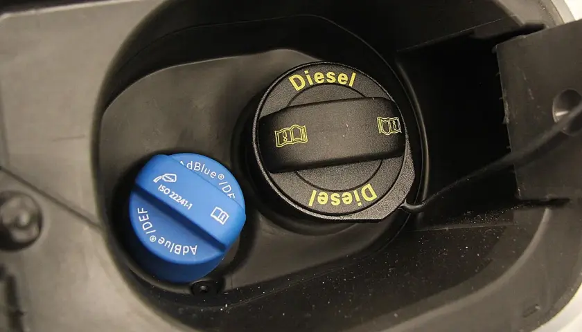 Tapa azul de AdBlue junto a la tapa negra de Diesel. Desde cuando es obligatorio el AdBlue, la normativa ha cambiado.
