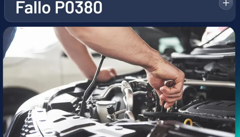 Mecánico trabajando en el motor de un Renault, solucionando el fallo P0380.