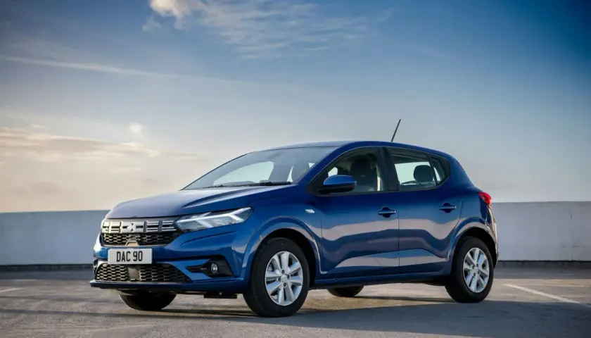 Dacia Sandero azul aparcado, ideal para consultar el libro de mantenimiento Dacia Sandero GLP.