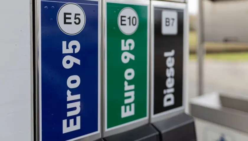 Tres dispensadores de combustible: Euro 95 E5, Euro 95 E10 y Diesel B7. Elige el tipo de gasolina adecuado para tu vehículo.
