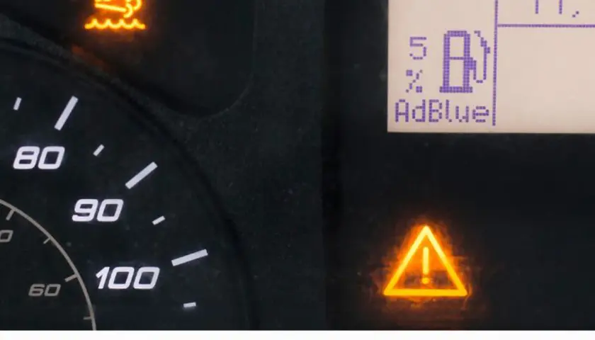 Testigo AdBlue encendido, indicando bajo nivel o problema. Es hora de resetear testigo AdBlue y revisar el vehículo.