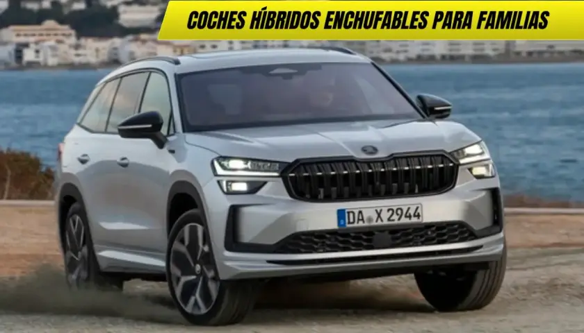 Un coche familiar plateado, un hibrido no enchufable, avanza por un camino de tierra junto al mar.