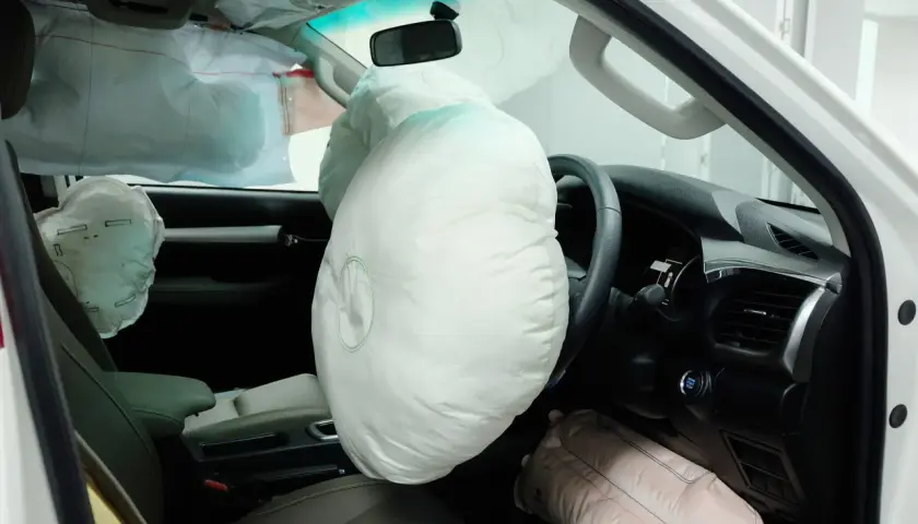 Interior de un coche con todos los airbags desplegados. Los airbags son sistemas muy seguros pero, en esta imagen, muestran su gran tamaño y cómo protegen el habitáculo.