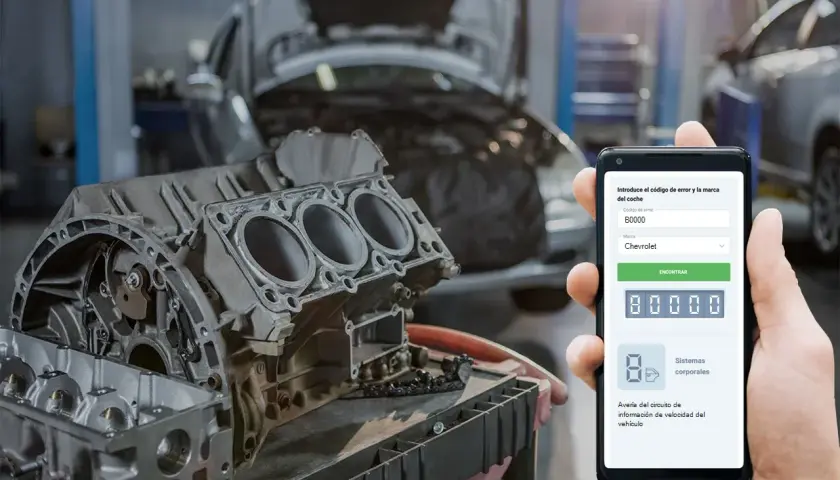 Mecánico revisa código de error OBD P0000 en su teléfono, mostrando un motor de Chevrolet en taller.