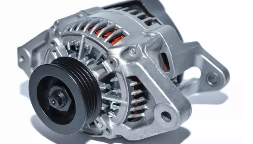 Alternador de coche plateado con polea negra. Averigua cuanto dura un alternador para mantener tu vehículo en marcha.