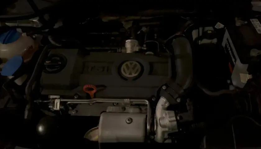 Motor TSI 1.4 de 122cv, con el logo de VW. Posibles problemas en este motor, como en otros Golf.