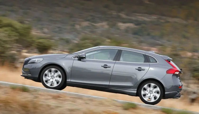 Volvo gris en movimiento, con su motor D3 ofreciendo potencia en un paisaje rural.