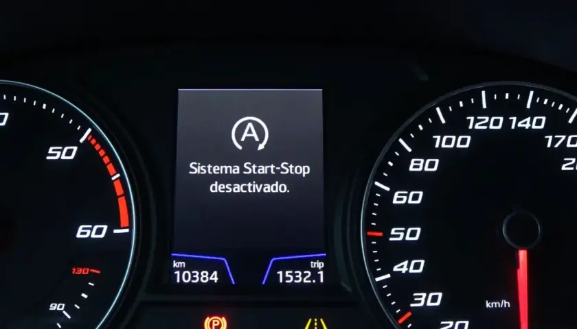 Panel de un Nissan Qashqai con mensaje "Sistema Start-Stop desactivado". Posible fallo en el sistema.