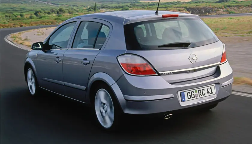 Opel Astra 1.7 CDTI 100cv en carretera. A pesar de su buen rendimiento, algunos propietarios han reportado problemas.