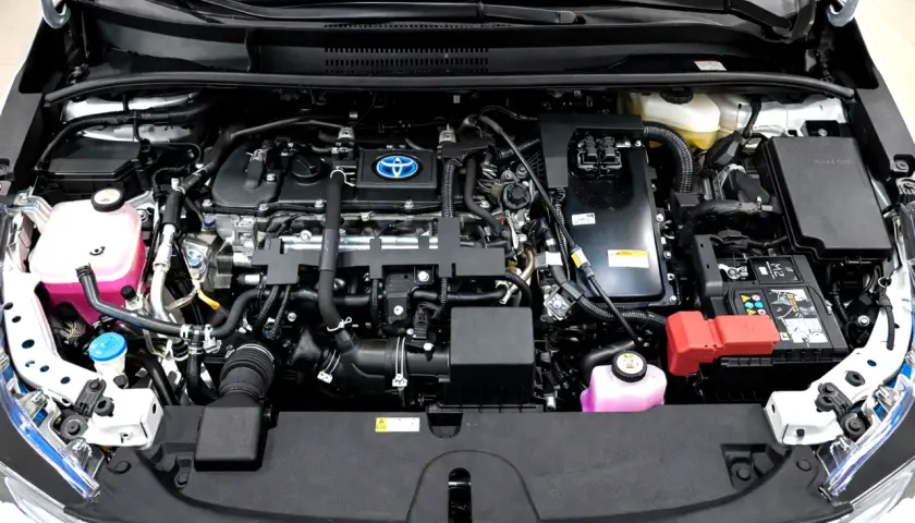 Motor de Toyota Corolla Hybrid. Si tienes problemas, esta imagen muestra el compartimento del motor.