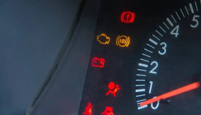 Testigos encendidos en el cuadro de un Citroën C3: ABS, motor, batería, frenos, airbags y cinturón.