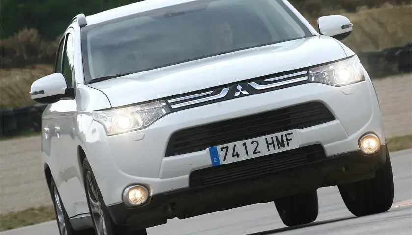 Mitsubishi Outlander 2.2 Di-D 150, un coche con posibles problemas, en un circuito.
