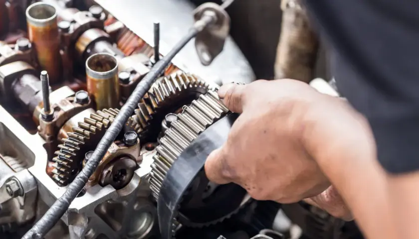Mecánico ajusta la correa de distribución de un motor 1.0 TSI 95 CV.